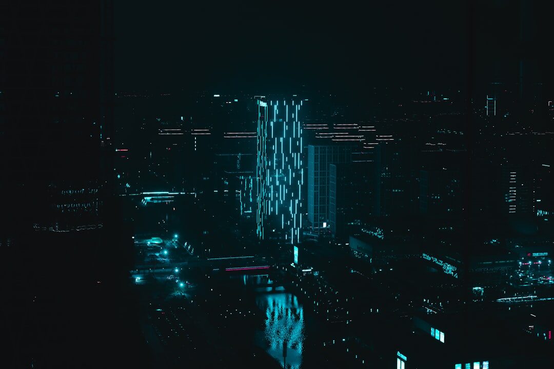 Futuristische digitale stadssilhouet bij nacht met technologie-overlay